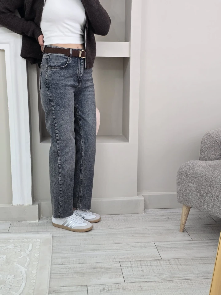 Kesik Paça Süet Kemerli Jean