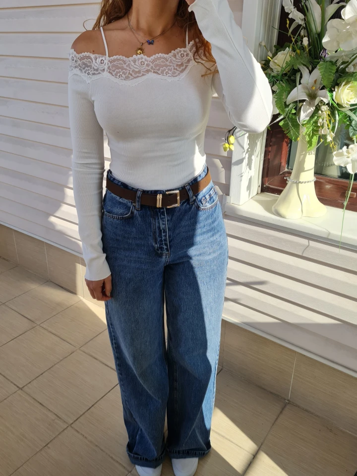 Kayık Yaka Dantel Detaylı Bluz