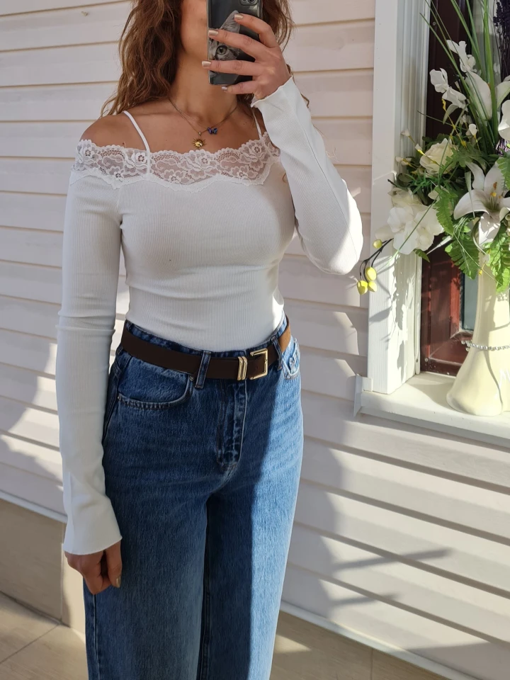 Kayık Yaka Dantel Detaylı Bluz