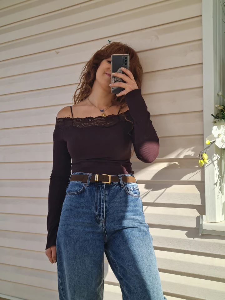 Kayık Yaka Dantel Detaylı Bluz