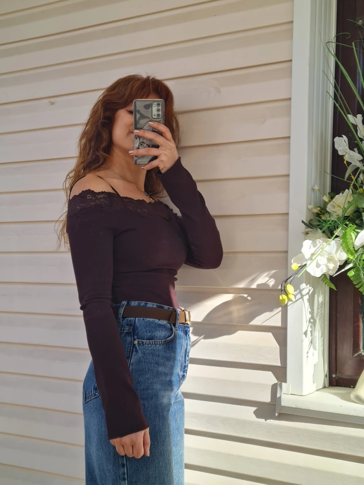 Kayık Yaka Dantel Detaylı Bluz