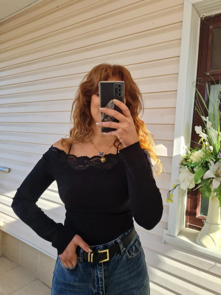 Kayık Yaka Dantel Detaylı Bluz