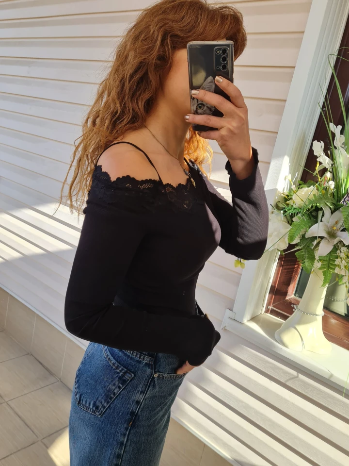 Kayık Yaka Dantel Detaylı Bluz