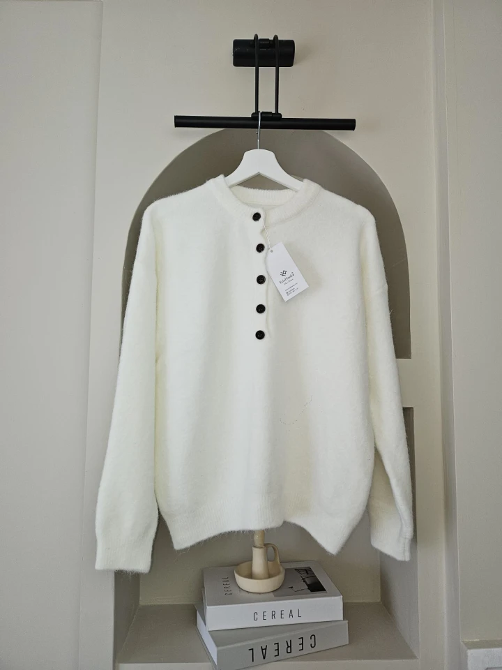 Düğmeli Açık Yaka Clara Triko