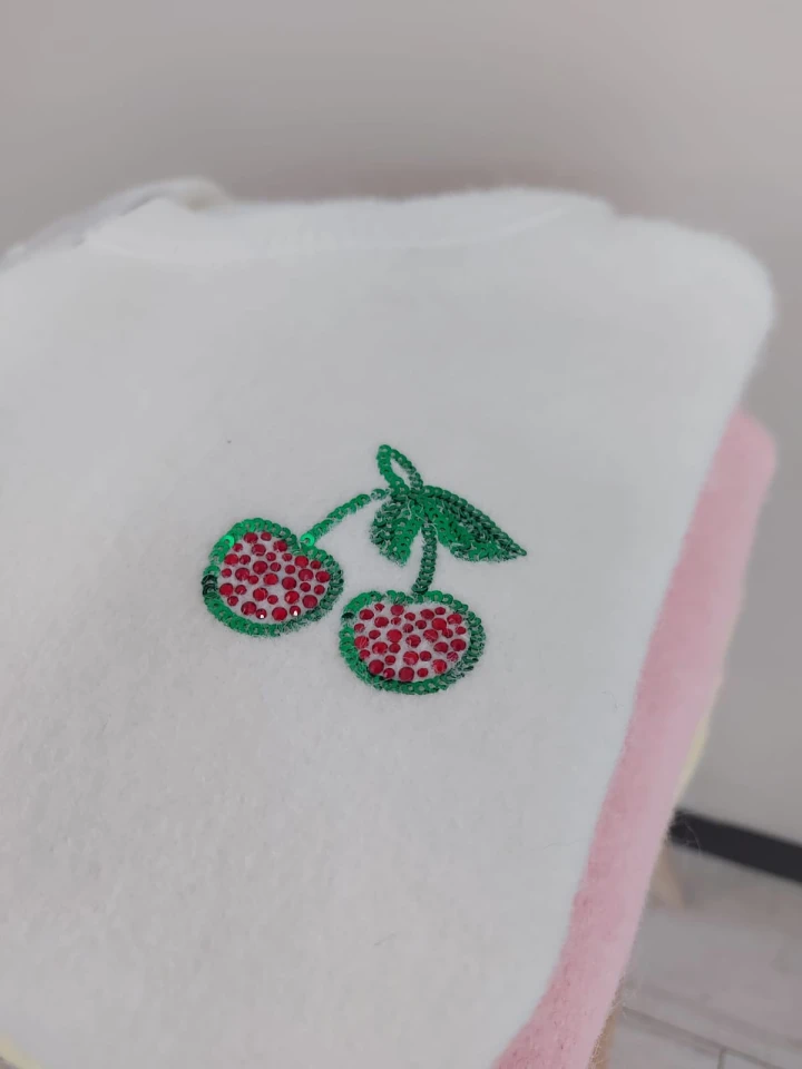 KİRAZ İŞLEMELİ YUMOŞ KAZAK