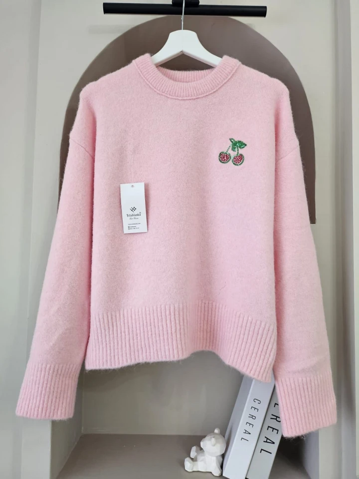 KİRAZ İŞLEMELİ YUMOŞ KAZAK