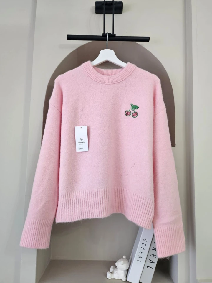 KİRAZ İŞLEMELİ YUMOŞ KAZAK