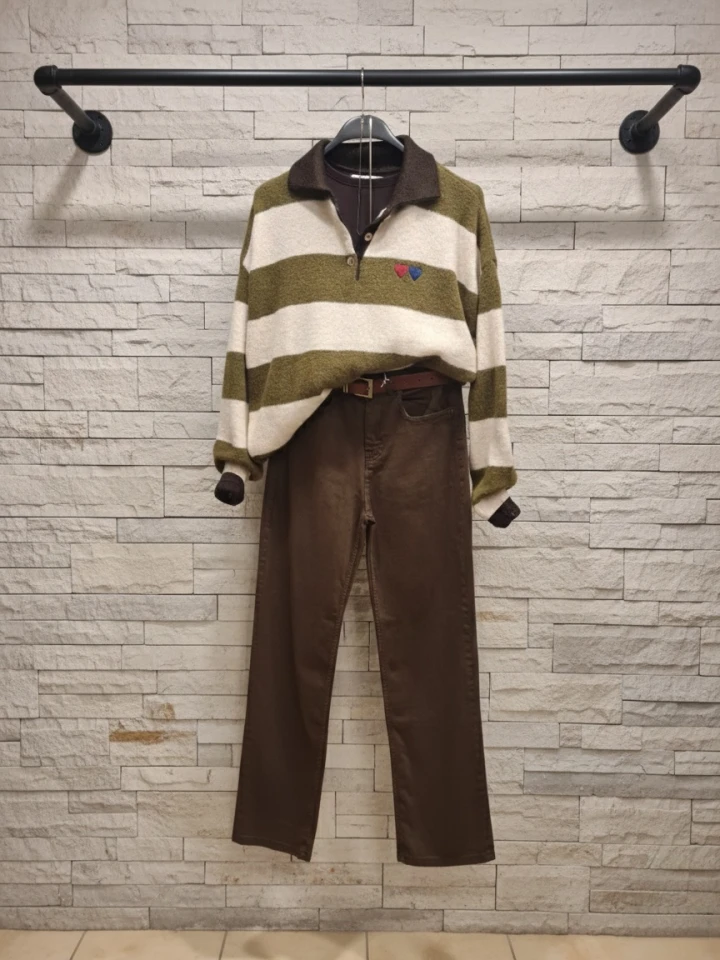 Polo Yaka Çizgili Kalp Detaylı Kazak