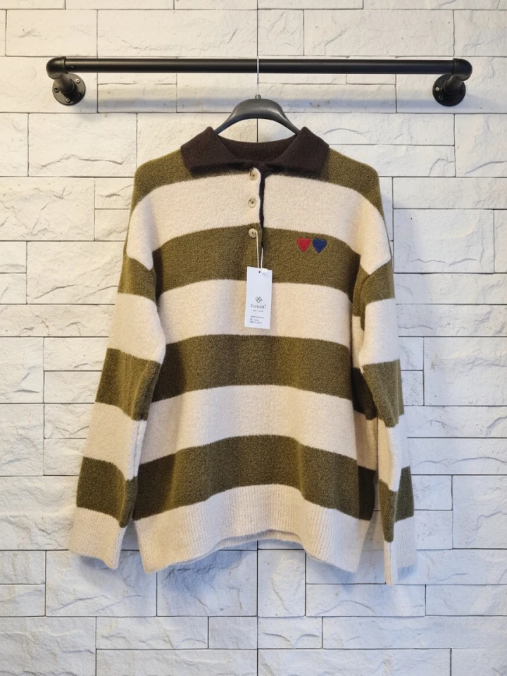 Polo Yaka Çizgili Kalp Detaylı Kazak