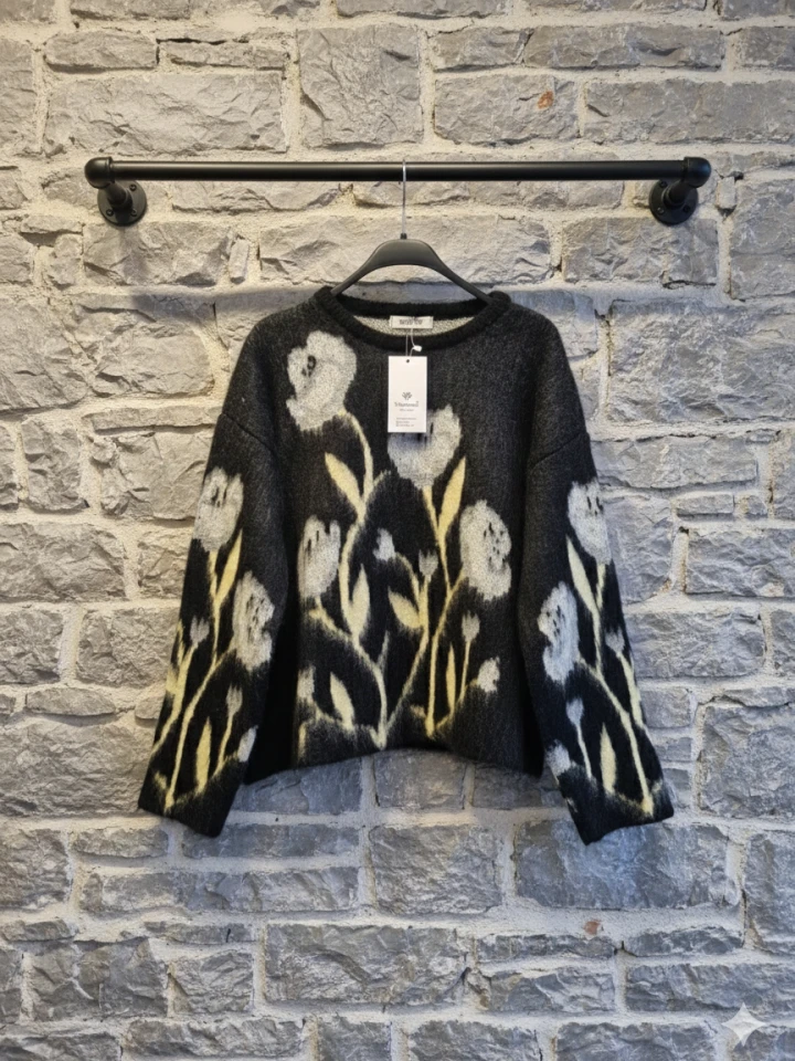 Siyah Oversize Çiçek Desenli Kazak